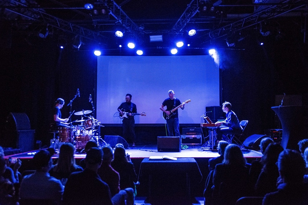 Von Spar spielen ein Kurz-Konzert