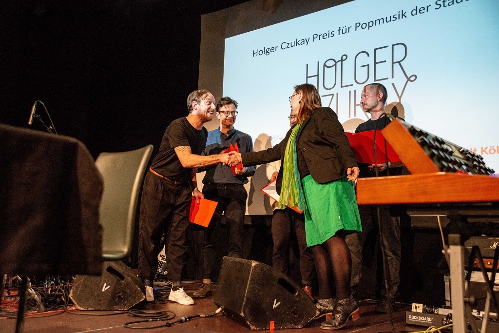 Bürgermeisterin Britta von Bülow überreicht die Urkunden