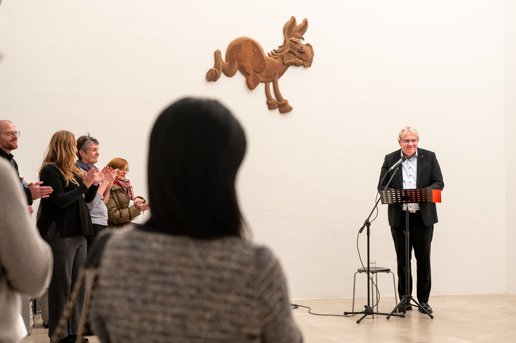 Dr. Ralph Elster eröffnet die Ausstellung und stellt Yoora Park vor