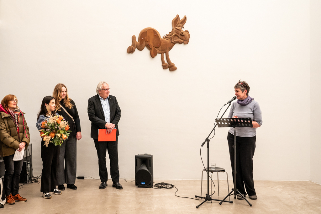 Astrid Bardenheuer gibt eine kurze Einführung zu den ausgestellten Werken. Neben ihr stehen Dr. Ralph Elster, Yoora Park und Gäste.