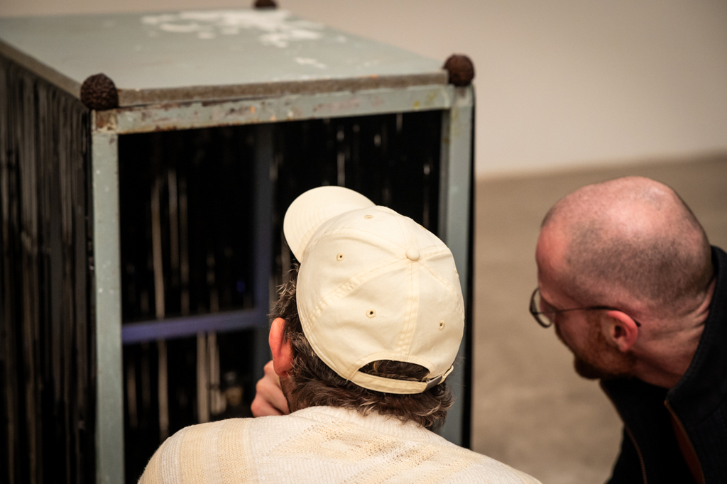 Bild von zwei Besuchenden beim Betrachten der Werke