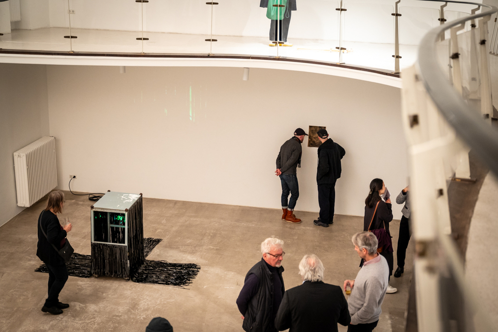 Bild von mehreren Besuchenden beim Betrachten der Werke