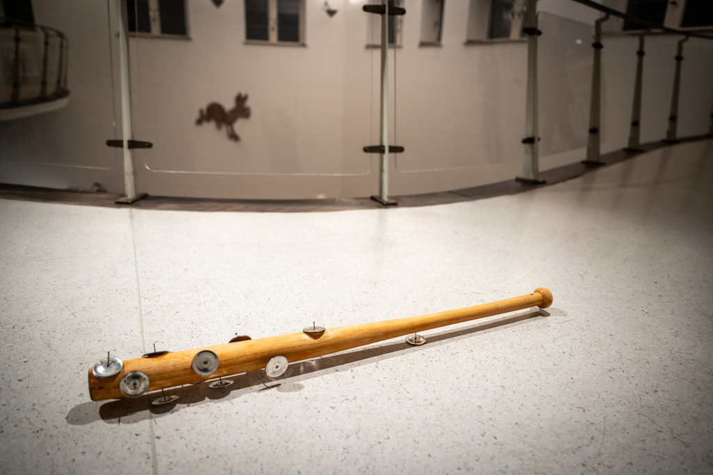 Bild von einem Ausstellungsstück: Ein Baseball Schläger, an welchen kleine Silberplatten mittels Nägel befestigt wurden