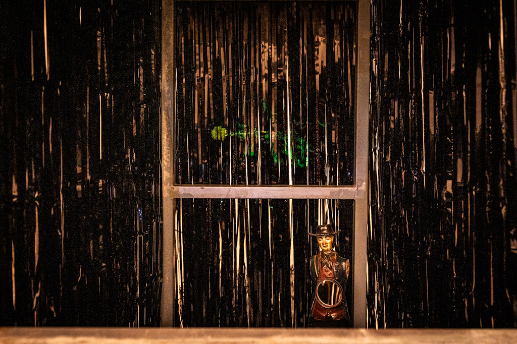 Bild in das Innere der Apparatur: Vor einem schimmerenden Hintergrund steht eine Metallfigur