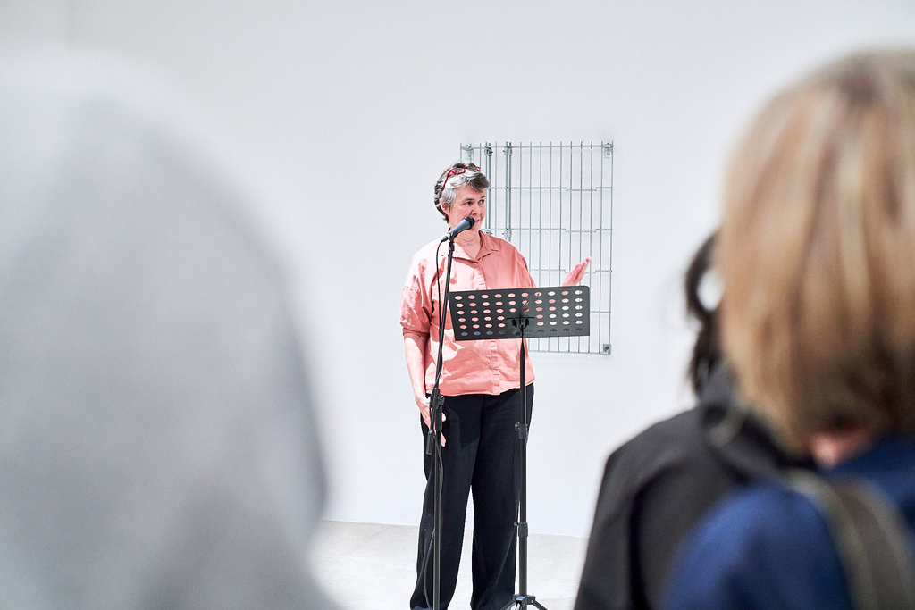 Astrid Bardenheuer begrüßt das Publikum in der artothek