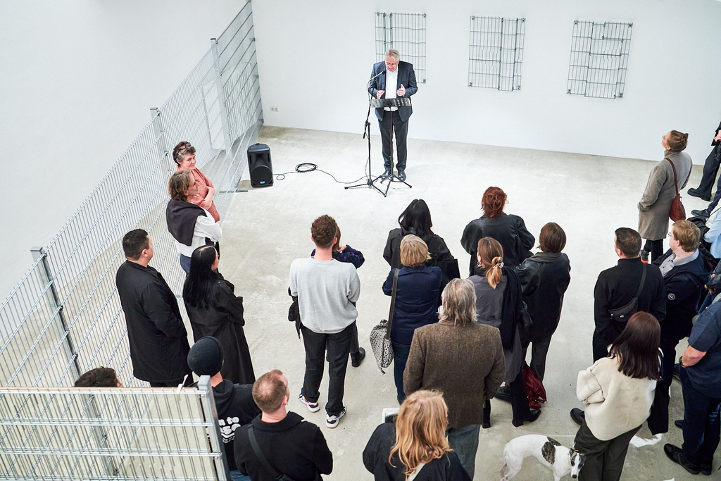 Foto mit Bürgermeister Dr. Ralph Elster und Publikum im Ausstellungsraum