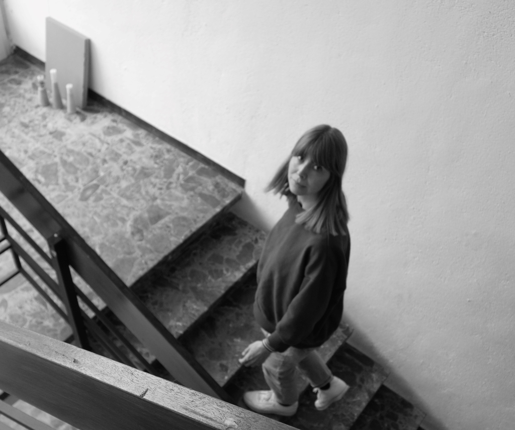 Bild von Stefanie Pluta in schwarz-weiß im Treppenhaus