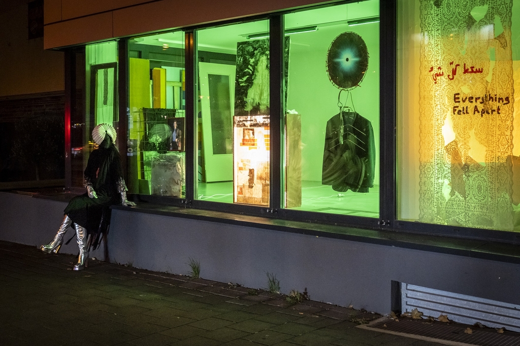 Foto von draußen, durch die Fenster kann man die Ausstellung erkennen