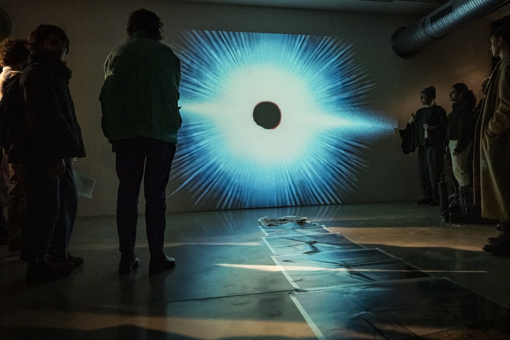 Foto von einer Videoinstallation auf der Ausstellung