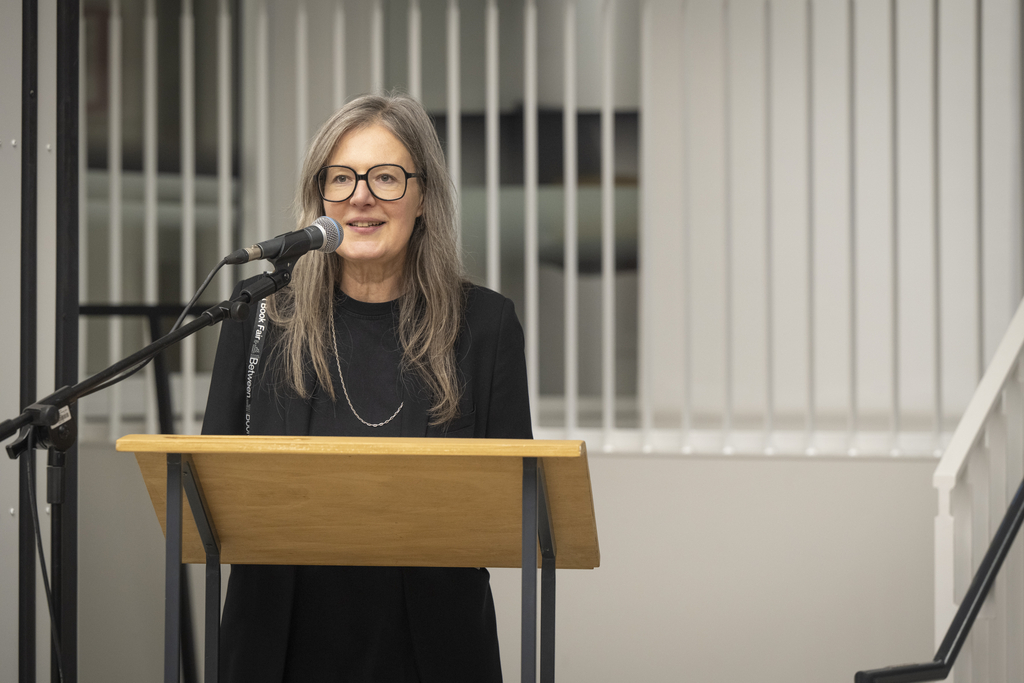 Foto von einer Frau am Rednerpult