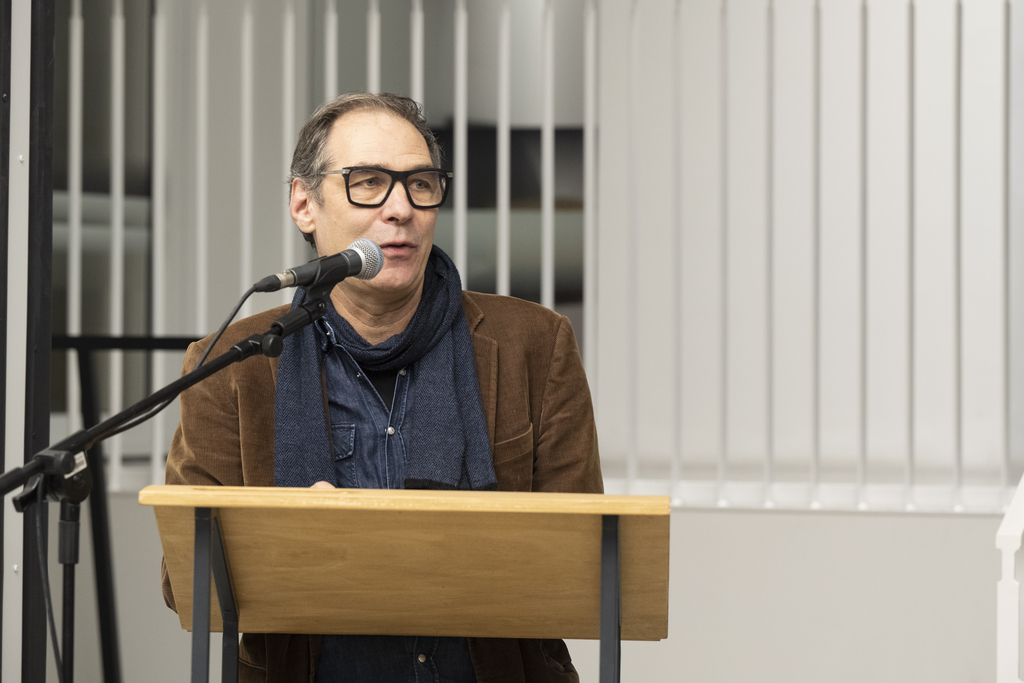 Foto von einem Mann am Rednerpult