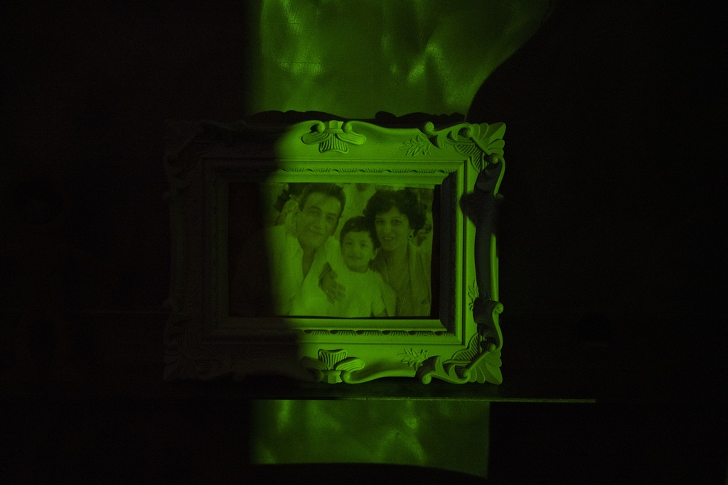 Foto von einerm Bilderrahmen, der grün angestrahlt wird