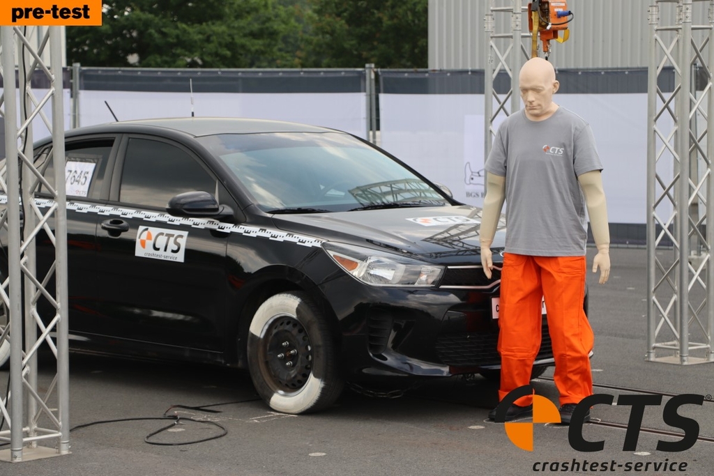 Dummy vor einem Auto während eines Crashtests, Link auf Friedrich-Vordemberge-Stipendium für Bildende Kunst 2025