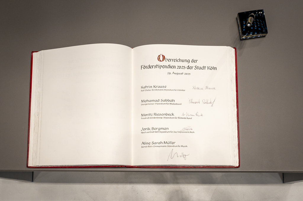 Das Gästebuch mit den Unterschriften der Preisträger*innen