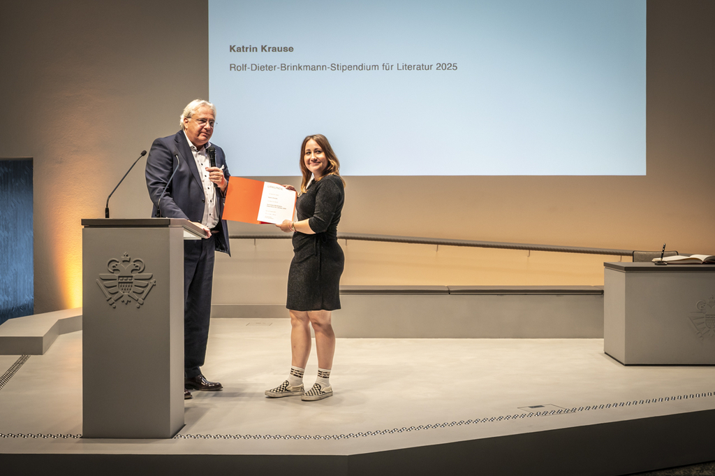 Dr. Ralph Elster überreicht Katrin Krause die Urkunde 