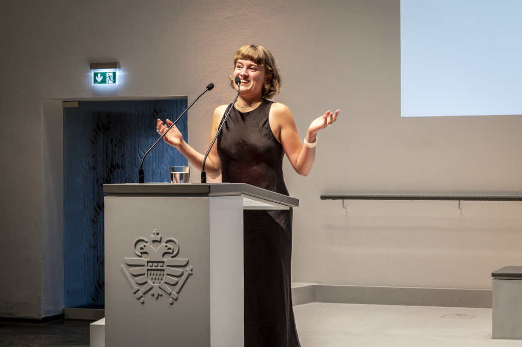 Aline Sarah Müller bedankt sich für das Stipendium