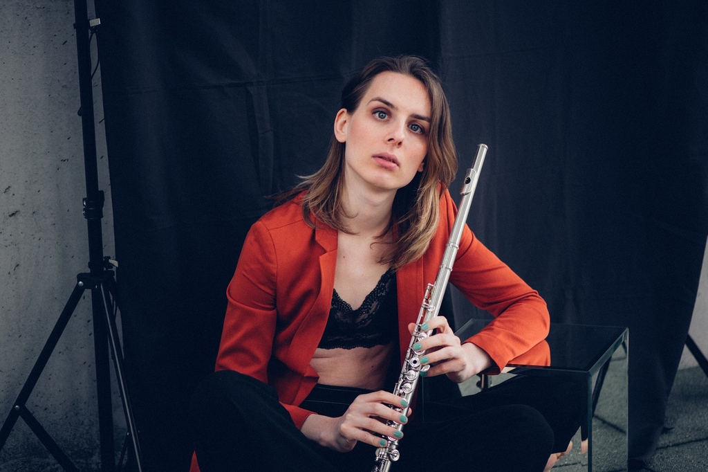 Jorik Bergman mit einer Querflöte, Link auf Horst und Gretl Will-Stipendium für Jazz und Improvisierte Musik 2025