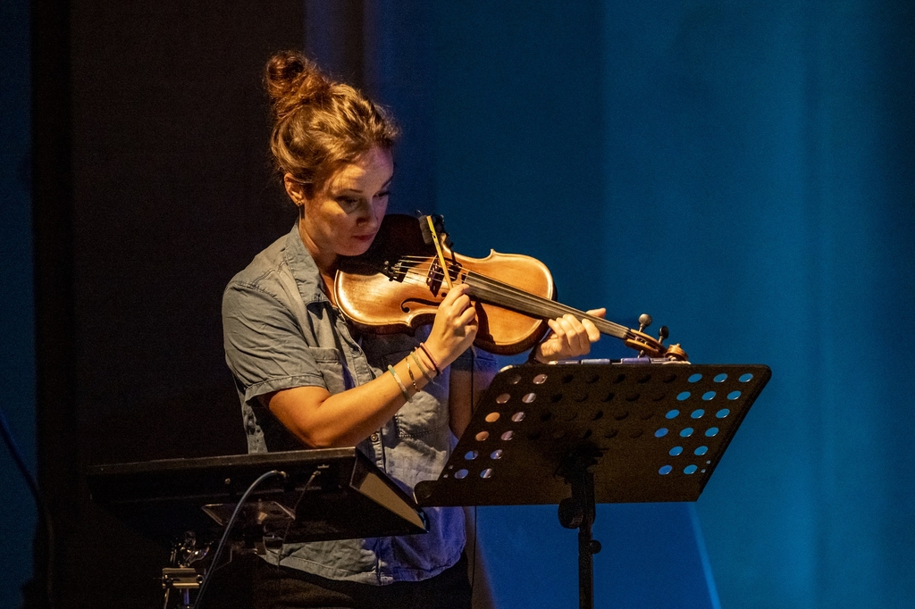 Künstler*in auf der Bühne