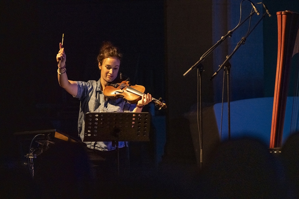 Künstler*in auf der Bühne