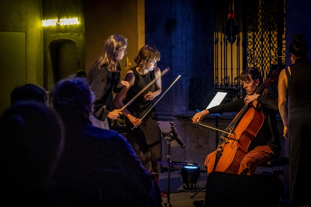 Drei Künstler*innen auf der Bühne