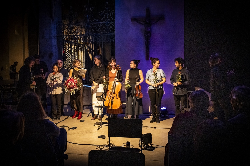 Alle Künstler*innen mit ihren Instrumenten auf der Bühne