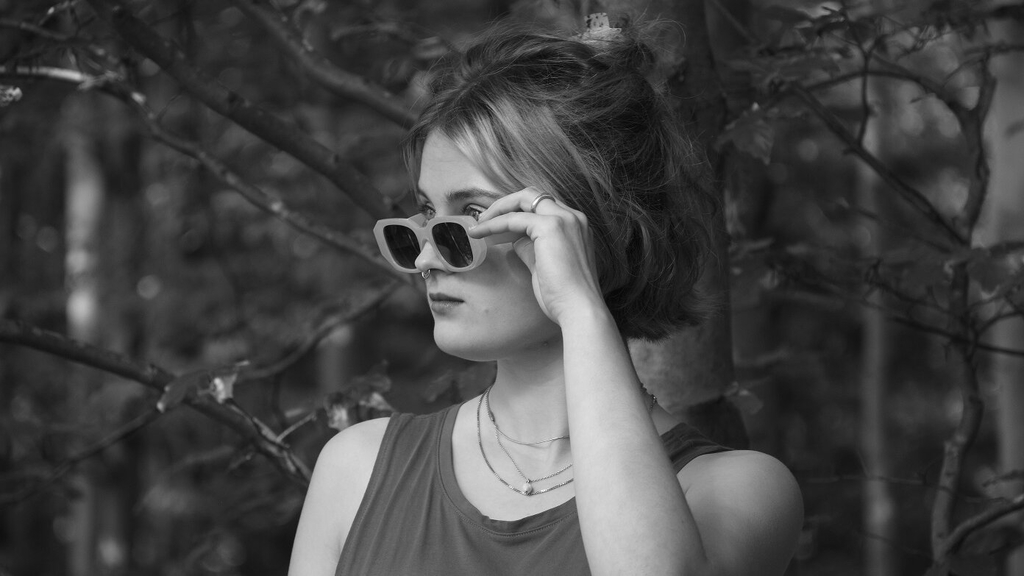 Porträtfoto von Aline Müller in schwarz-weiß