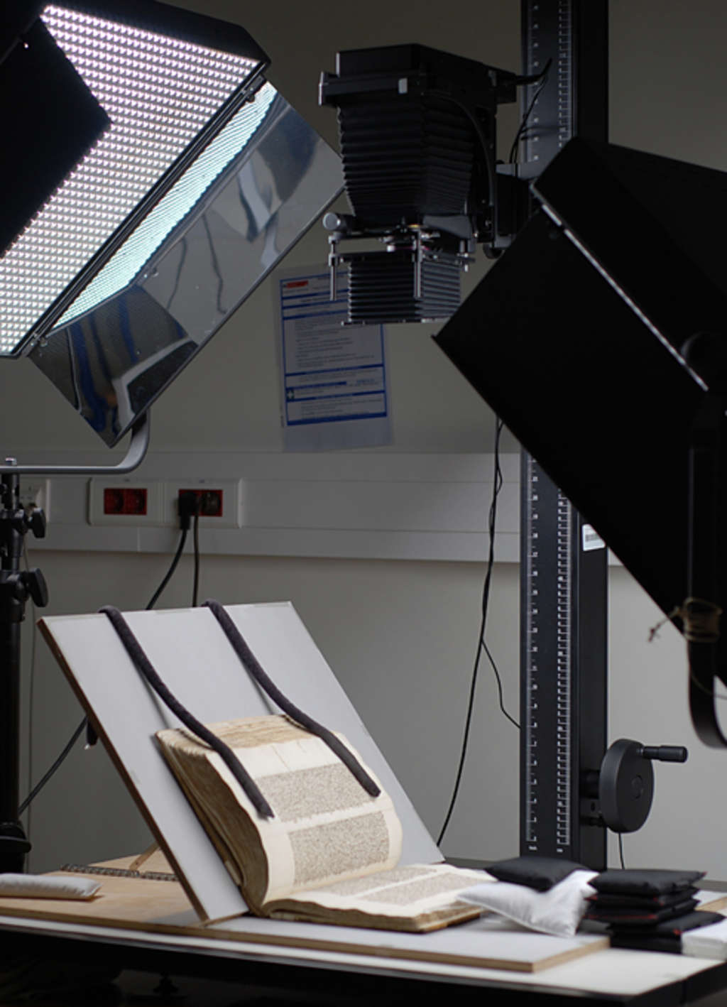 Aufgeschlagenes Buch zur Digitalisierung