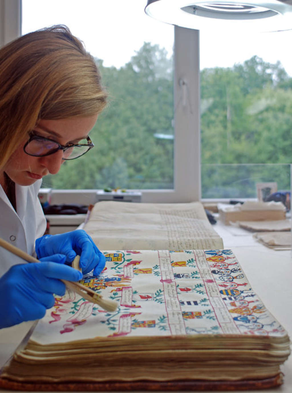 Restaurierungsarbeiten an einem Buch