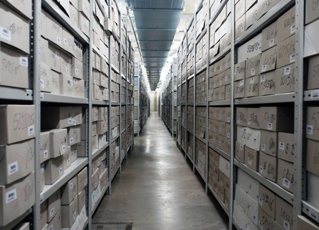 Regalreihen mit Archivgut