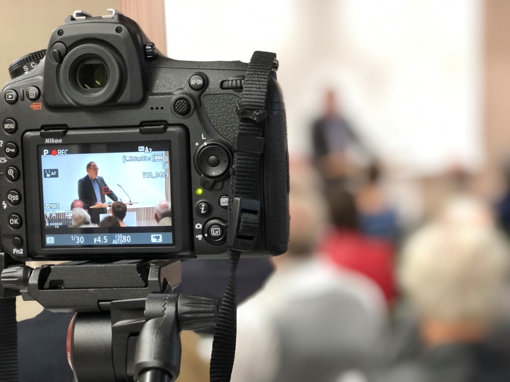 Fotoapparat filmt bei einem Vortrag