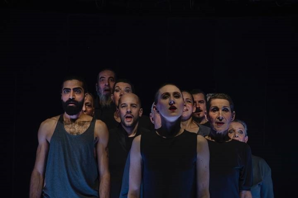 Eine Gruppe von Personen schaut in die Kamera