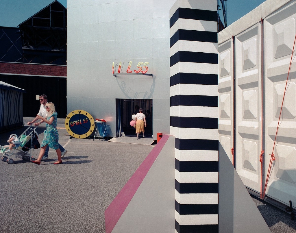 Ausstellungsprojekt "Mittendrin" auf dem Neumarkt, Foto vom Eingangsbereich mit bunten Elementen