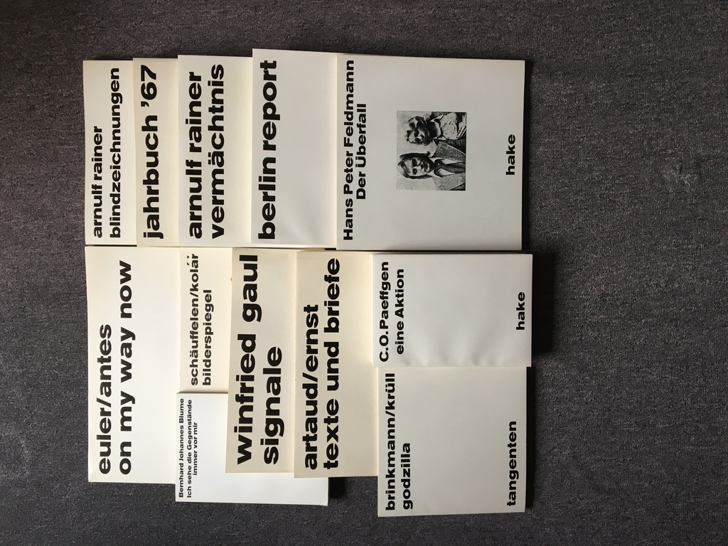 Bild mit diversen weißen Zetteln mit schwarzem Schriftzug