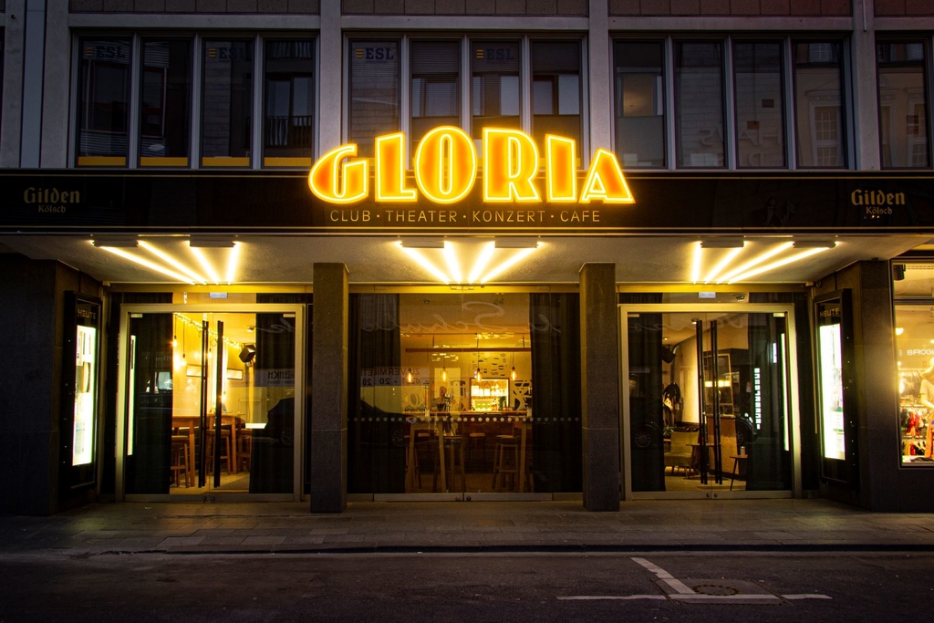 Gloria Theater bei Nacht Eingang mit erleuchtetem Schriftzug GLORIA über dem Eingang
