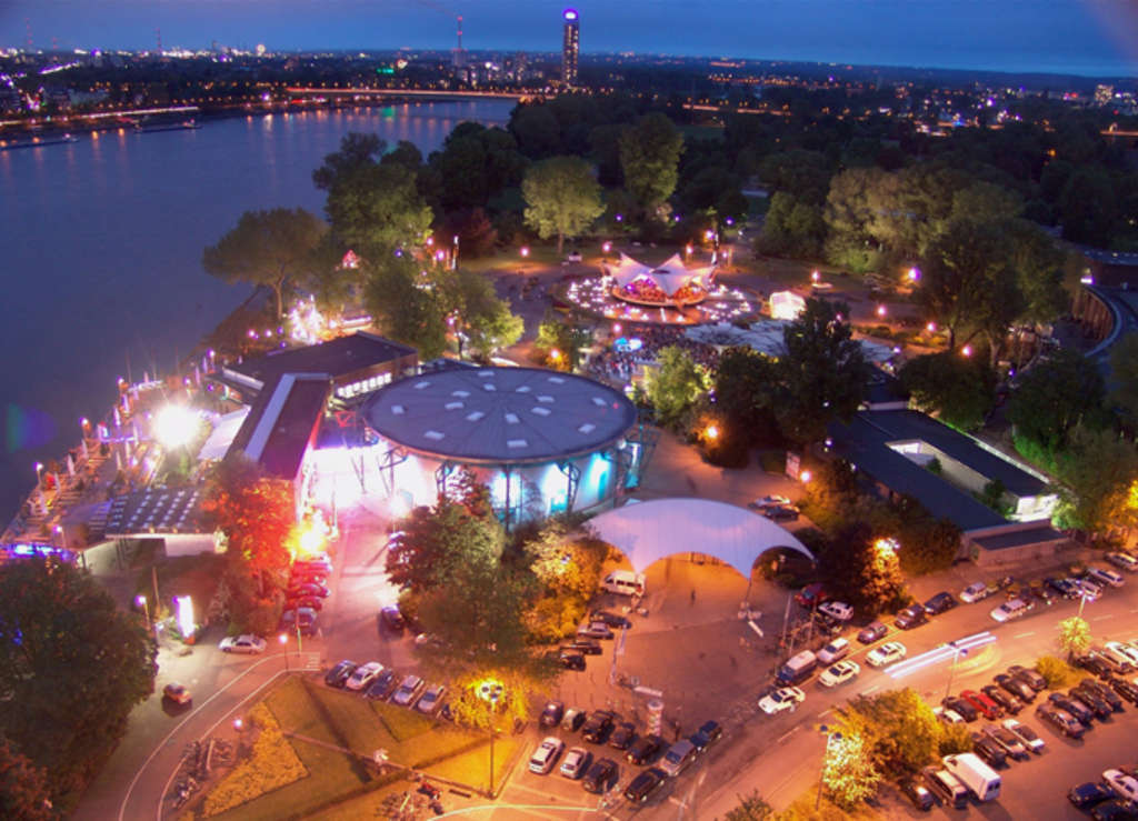 Tanzbrunnen: Luftaufnahme bei Nacht