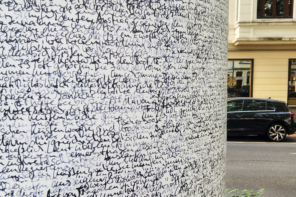 Foto der Kunstsäule Seestück IV – Ein Meer aus Worten