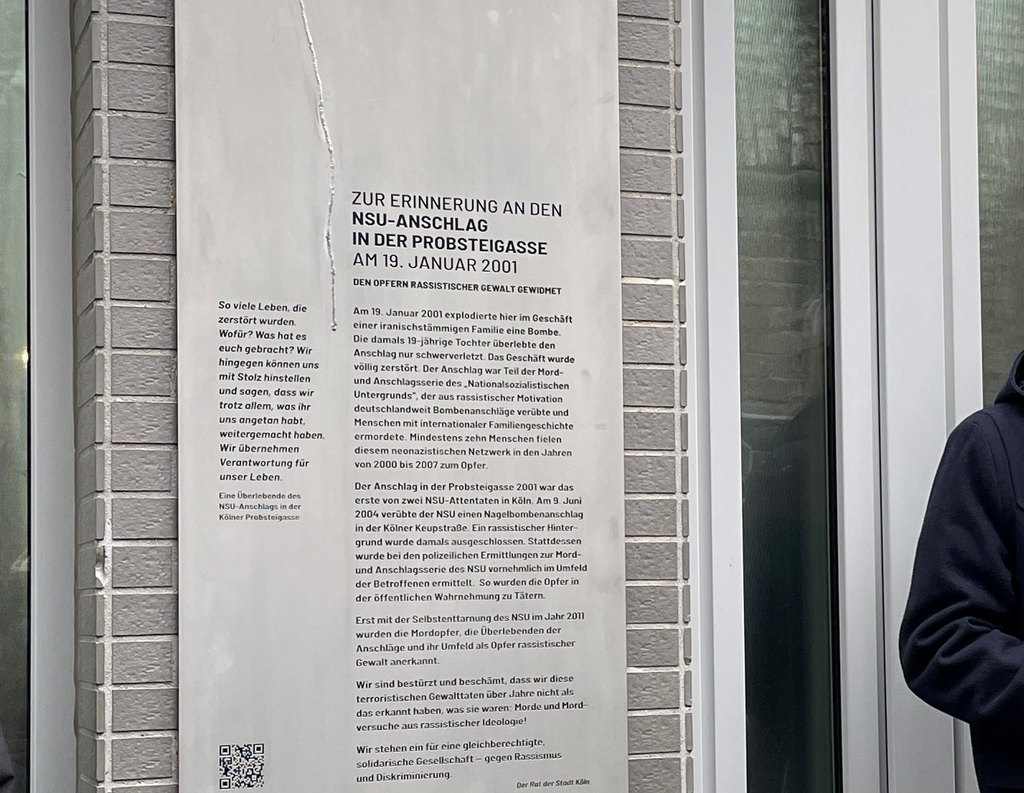 Metall-Gedenktafel am Haus zum Bombenanschlag in der Probsteigasse mit Inschrift