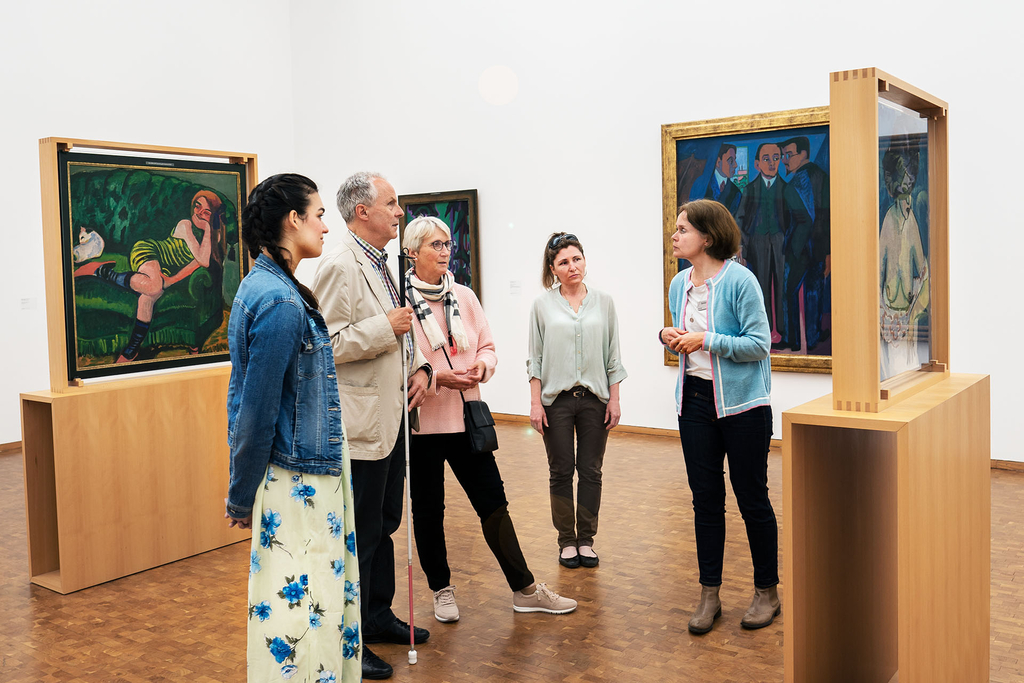 Foto mit Personen bei einem Vortrag im Museum