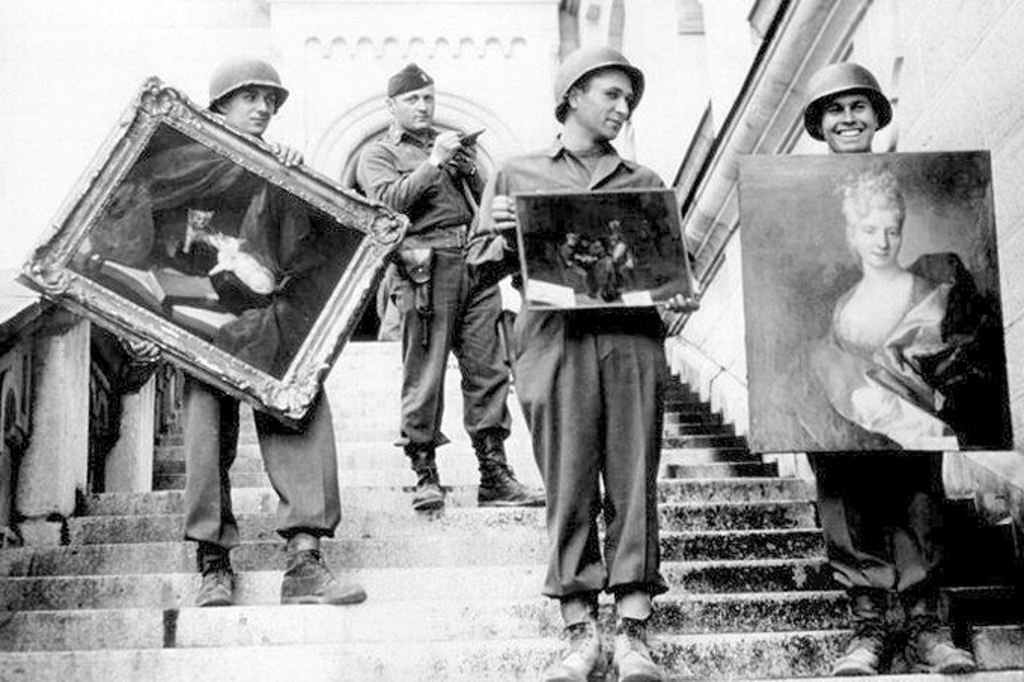 Amerikanische Soldaten zeigen im Mai 1945 geraubte Bilder im Sch, Link auf Provenienzforschung zu NS-verfolgungsbedingten Entzügen - Stadt Köln