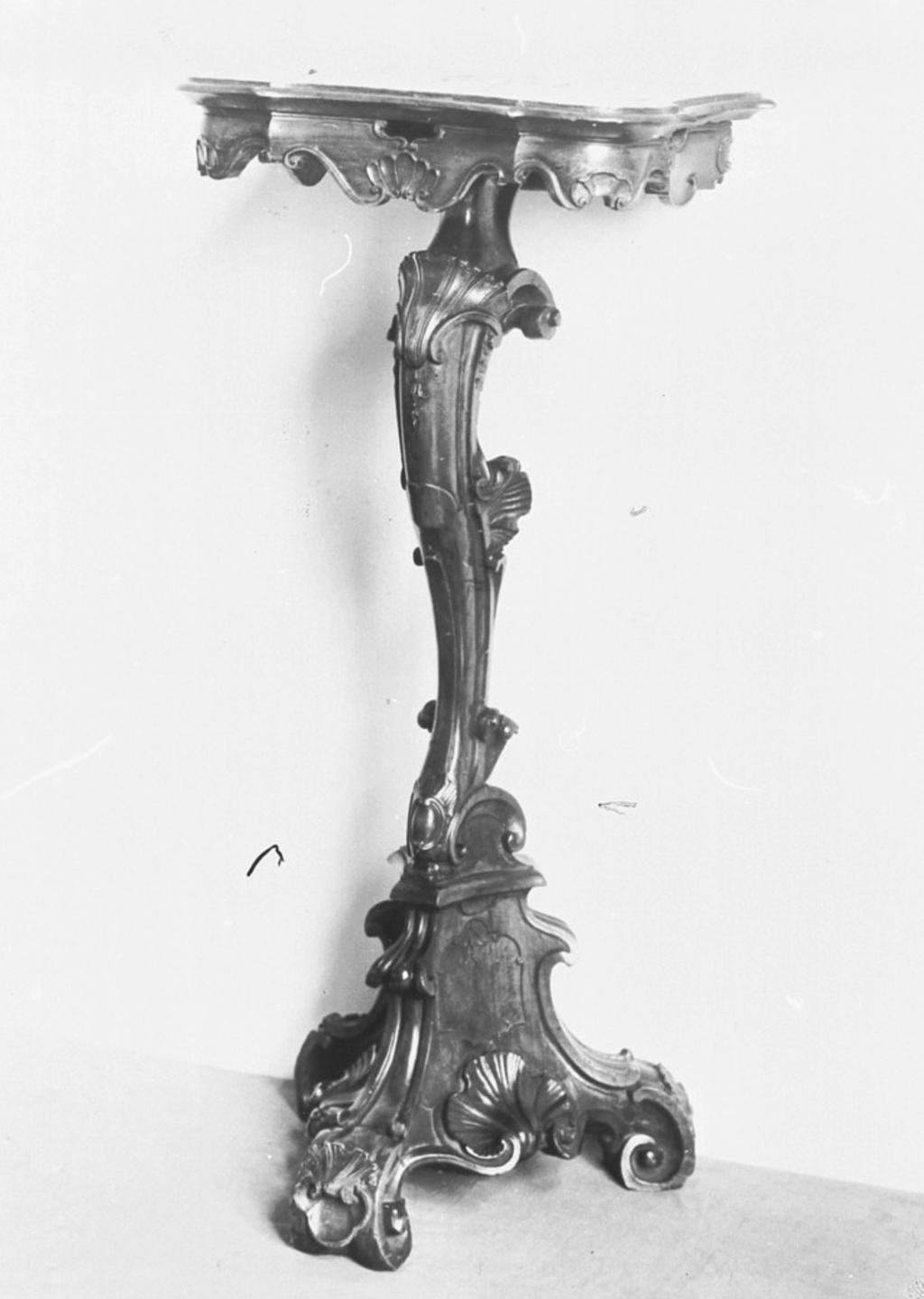 Ein Leuchtertisch aus der ehemaligen Sammlung Rosenthal, München