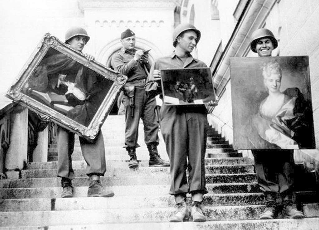 Amerikanische Soldaten zeigen im Mai 1945 geraubte Bilder 