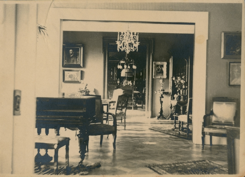 Wohnung der Familie Rosenthal mit einem Leuchtertisch in der Brienner Straße, München