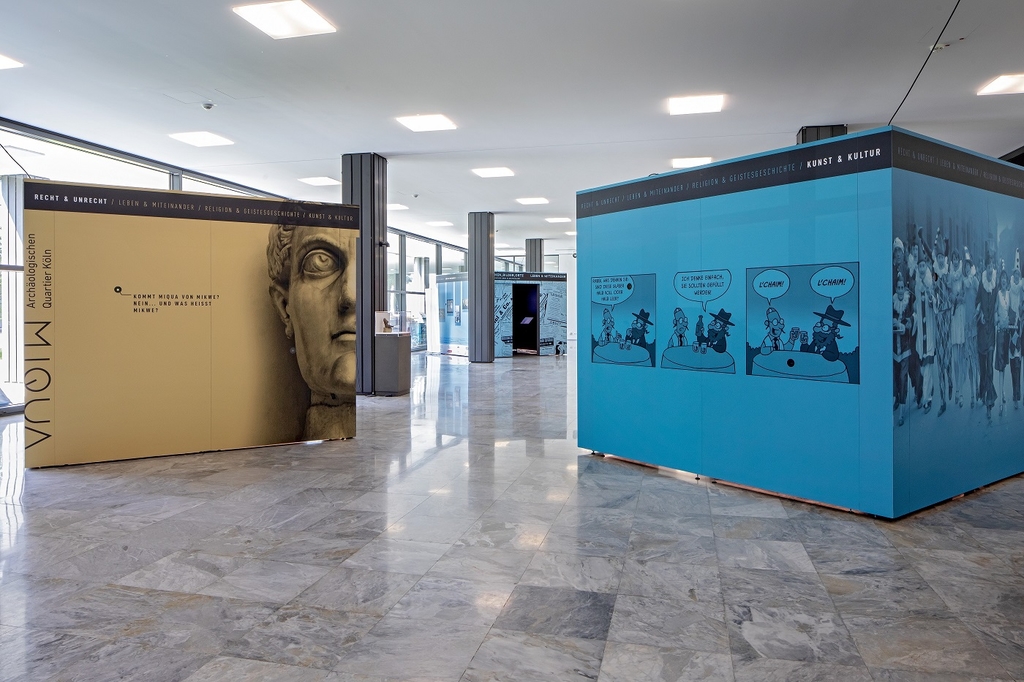 Ausstellung mit begehbaren Kuben im NS-Dokumentationszentrum