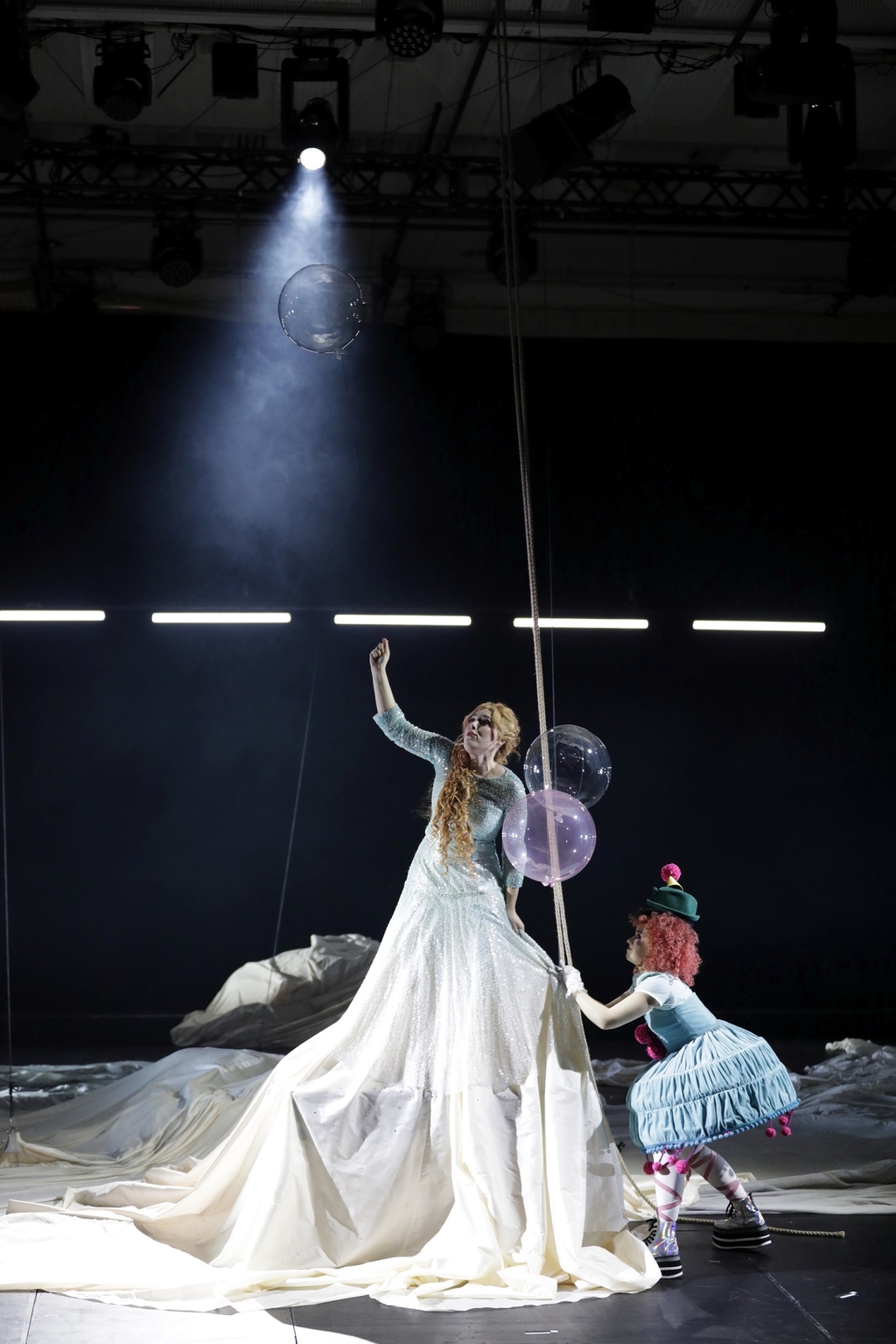 Szenenfoto aus "Die Entführung aus dem Serail" mit Kathrin Zukowski als Konstanze und Rebecca Murphy als Blonde