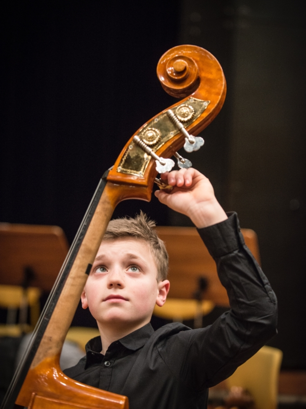 Mitglied des Jugendsinfonierorchesters Köln am Kontrabass