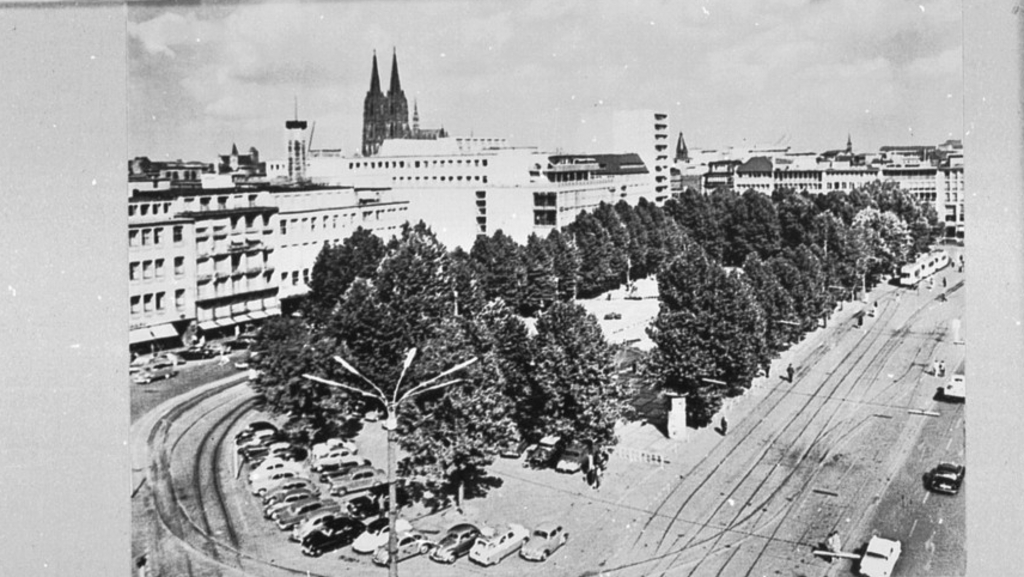 Schwarz-Weiß Luftaufnahme vom Neumarkt mit parkenden Autos 1959