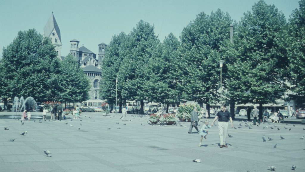 Aufnahme vom Neumarkt grünlich gefärbt mit Tauben und Menschen