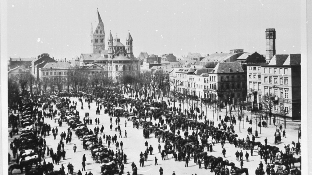 Foto des Neumarkts mit Pferdemarkt um 1880
