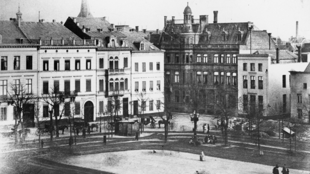 Schwarz-Weiß Aufnahme des Neumarkts 1887