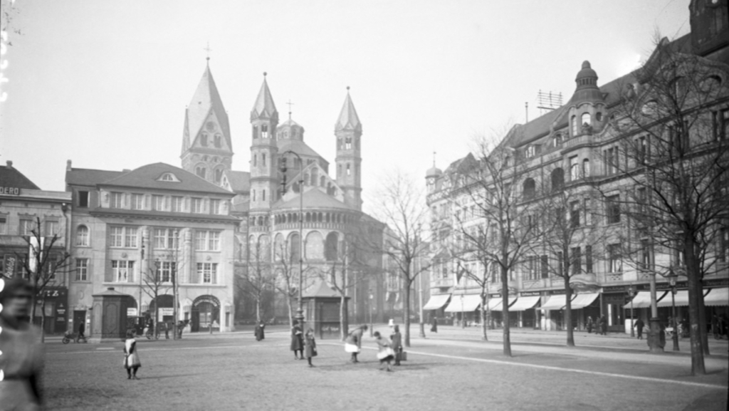 Schwarz-Weiß Bild vom Neumarkt mit Pferdekutschen